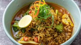 Semangkuk mi instan yang disulap lebih sehat dengan tambahan sayuran segar.( Foto Pexels)