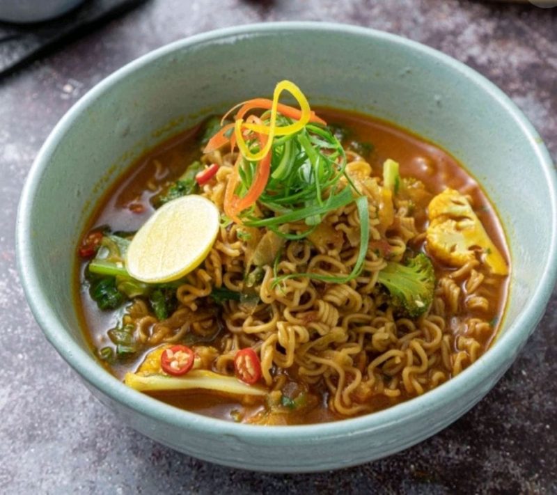 Semangkuk mi instan yang disulap lebih sehat dengan tambahan sayuran segar.( Foto Pexels)