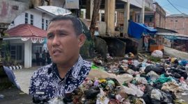 Kabid DLH Kota Sungai Penuh saat meninjau lokasi penertiban TPS liar yang sebelumnya kerap menimbulkan keluhan masyarakat.