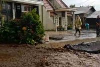 Suasana desa Tangkil saat banjir bandang menutup jalan nasional.
