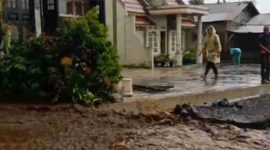 Suasana desa Tangkil saat banjir bandang menutup jalan nasional.
