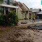 Suasana desa Tangkil saat banjir bandang menutup jalan nasional.
