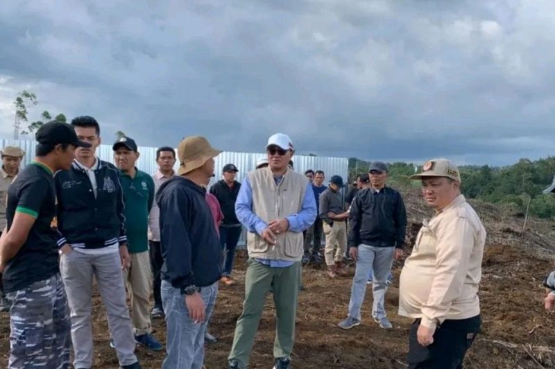 Wako Alfin meninjau progres pembangunan TPST RKE di Sungai Penuh, Jumat (26/9).