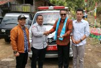 Wali Kota Sungai Penuh, Alfin, SH, bersama perangkat desa saat serah terima ambulans untuk Desa RKE.