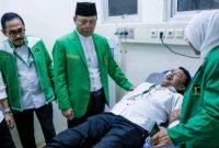 Ketua Umum PPP terpilih Muhamad Mardiono membesuk kader yang terluka akibat kericuhan Muktamar X PPP di Hotel Mercure, Ancol, Jakarta Utara, Sabtu 27 September 2025. (Foto: Dokumentasi PPP)