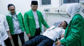 Ketua Umum PPP terpilih Muhamad Mardiono membesuk kader yang terluka akibat kericuhan Muktamar X PPP di Hotel Mercure, Ancol, Jakarta Utara, Sabtu 27 September 2025. (Foto: Dokumentasi PPP)