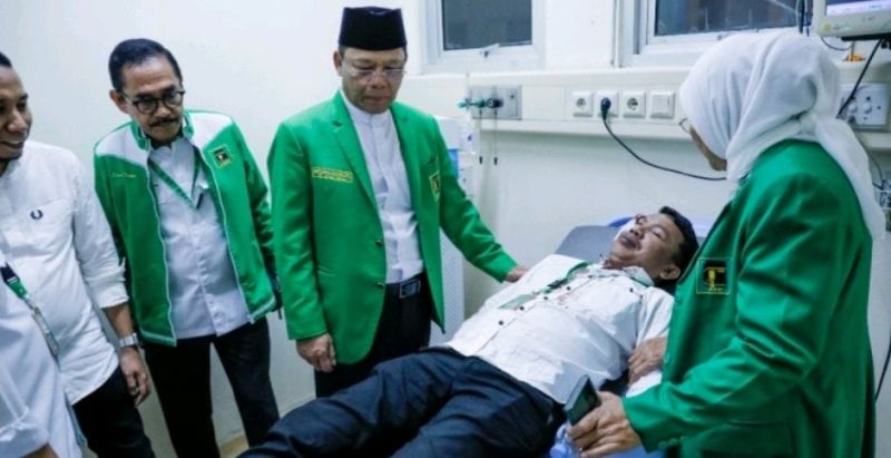 Ketua Umum PPP terpilih Muhamad Mardiono membesuk kader yang terluka akibat kericuhan Muktamar X PPP di Hotel Mercure, Ancol, Jakarta Utara, Sabtu 27 September 2025. (Foto: Dokumentasi PPP)