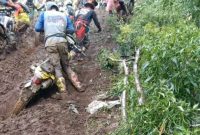 Peserta Trail Adventure JELASAK melewati lahan warga di Desa Koto Periang, Kayu Aro, Kerinci.