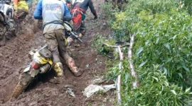 Peserta Trail Adventure JELASAK melewati lahan warga di Desa Koto Periang, Kayu Aro, Kerinci.