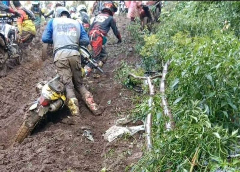 Peserta Trail Adventure JELASAK melewati lahan warga di Desa Koto Periang, Kayu Aro, Kerinci.