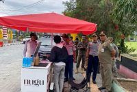 Petugas Satpol PP dan Dinas Perhubungan menertibkan parkir liar dan pedagang yang berjualan di trotoar Kota Sungai Penuh, Senin (29/9/2025).