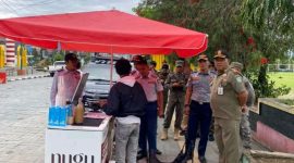 Petugas Satpol PP dan Dinas Perhubungan menertibkan parkir liar dan pedagang yang berjualan di trotoar Kota Sungai Penuh, Senin (29/9/2025).