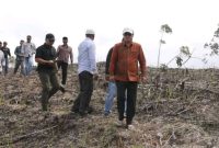 Walikota Sungaipenuh, Alfin SH, saat meninjau pembangunan TPST RKE sebagai upaya serius mengatasi persoalan sampah di kota.
