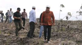 Walikota Sungaipenuh, Alfin SH, saat meninjau pembangunan TPST RKE sebagai upaya serius mengatasi persoalan sampah di kota.
