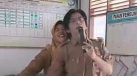 Dua guru Pandeglang joget dan karaoke di sekolah. ( Tangkapan Layar.