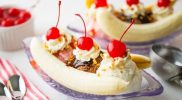 “Pisang segar disajikan bersama es krim vanila dalam mangkuk.”