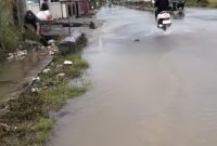 Warga angkat sampah dari got tersumbat di Sungai Penuh.