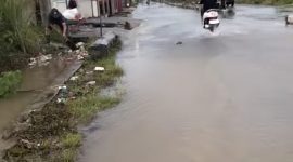 Warga angkat sampah dari got tersumbat di Sungai Penuh.
