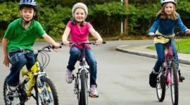 Anak anak bermain diluar ruangan