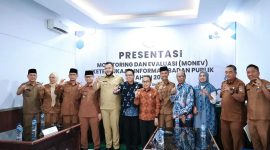 Wakil Bupati Solok Selatan, H. Yulian Efi, bersama jajaran Pemkab usai presentasi Monev Keterbukaan Informasi Publik 2025 di KI Sumbar. (Foto Humas Pemkab Solok Selatan)
