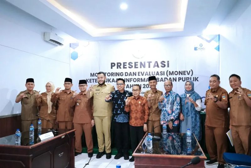 Wakil Bupati Solok Selatan, H. Yulian Efi, bersama jajaran Pemkab usai presentasi Monev Keterbukaan Informasi Publik 2025 di KI Sumbar. (Foto Humas Pemkab Solok Selatan)
