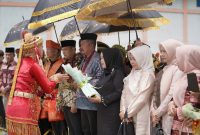 Bupati Kerinci Monadi bersama Ketua TP PKK Novra Wenti menghadiri Kenduri Sko di Desa Sungai Jernih, Kecamatan Gunung Tujuh, Minggu (26/10/2025).
