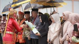 Bupati Kerinci Monadi bersama Ketua TP PKK Novra Wenti menghadiri Kenduri Sko di Desa Sungai Jernih, Kecamatan Gunung Tujuh, Minggu (26/10/2025).
