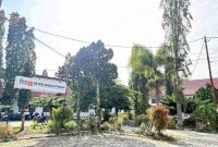 Petugas BMKG memantau prakiraan cuaca di Stasiun Meteorologi Depati Parbo Kerinci. 