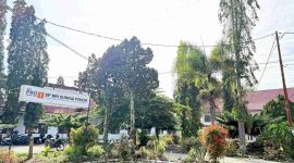 Petugas BMKG memantau prakiraan cuaca di Stasiun Meteorologi Depati Parbo Kerinci. 