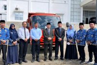 Bupati Kerinci, Monadi, menyerahkan truk sampah kepada perwakilan enam kecamatan untuk mendukung program 1 Kecamatan 1 Mobil Sampah.