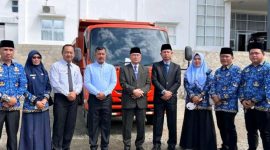 Bupati Kerinci, Monadi, menyerahkan truk sampah kepada perwakilan enam kecamatan untuk mendukung program 1 Kecamatan 1 Mobil Sampah.