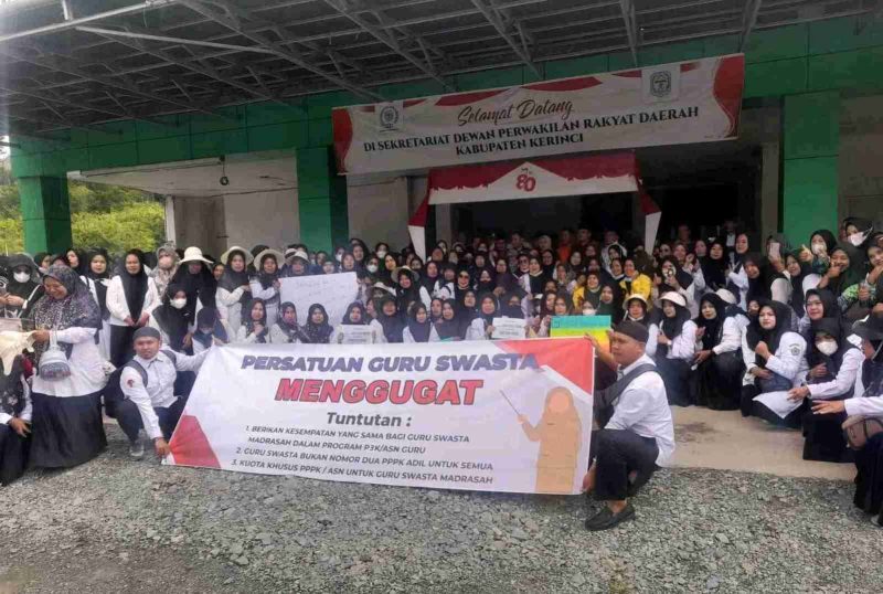 Guru madrasah swasta Kerinci aksi damai tuntut kesetaraan status.