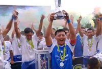 Pemain Buana Putra Sebukar merayakan kemenangan setelah menjuarai Dandim Cup 2025 di Stadion KONI Tanah Kampung.