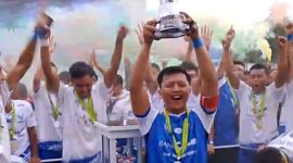 Pemain Buana Putra Sebukar merayakan kemenangan setelah menjuarai Dandim Cup 2025 di Stadion KONI Tanah Kampung.