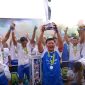 Pemain Buana Putra Sebukar merayakan kemenangan setelah menjuarai Dandim Cup 2025 di Stadion KONI Tanah Kampung.