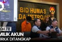 Polisi menghadirkan WFT, terduga hacker 'Bjorka', di Polda Metro Jaya. ( Foto detik.com)
