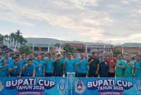 Bupati Kerinci Monadi membuka Turnamen Sepak Bola Bupati Cup 2025 dengan tendangan perdana di Lapangan Sigegar Bumi.