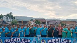 Bupati Kerinci Monadi membuka Turnamen Sepak Bola Bupati Cup 2025 dengan tendangan perdana di Lapangan Sigegar Bumi.