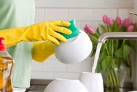 Banyak orang tidak sadar bahwa spons cuci piring bisa menyimpan kuman berbahaya di dapur. (Foto: iStockphoto)
