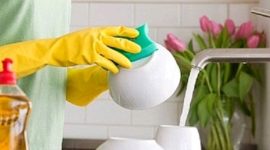 Banyak orang tidak sadar bahwa spons cuci piring bisa menyimpan kuman berbahaya di dapur. (Foto: iStockphoto)
