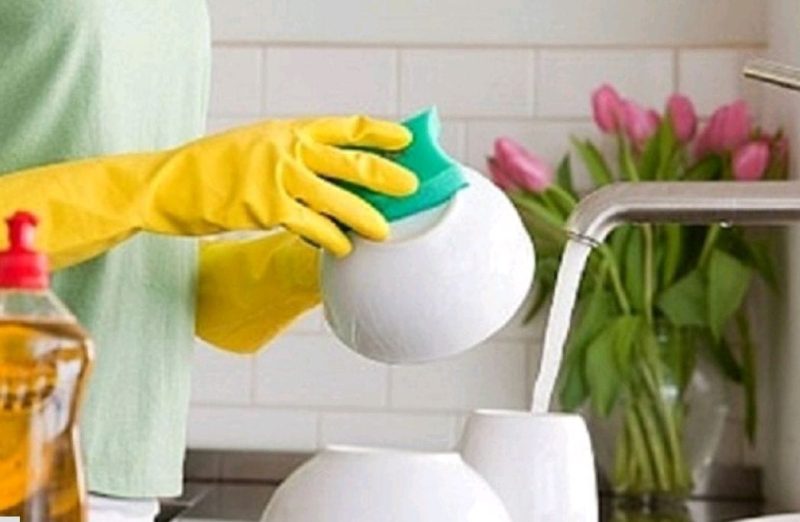 Banyak orang tidak sadar bahwa spons cuci piring bisa menyimpan kuman berbahaya di dapur. (Foto: iStockphoto)
