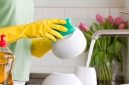 Banyak orang tidak sadar bahwa spons cuci piring bisa menyimpan kuman berbahaya di dapur. (Foto: iStockphoto)
