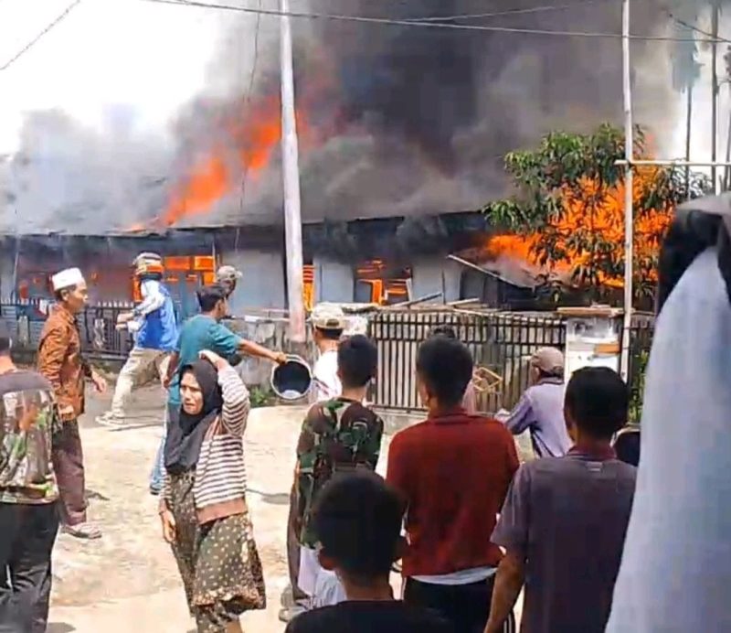 Api melalap rumah warga di Desa Pendung Hilir. Minggu 5 Oktober 2025
