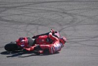 Marc Marquez terguling di gravel setelah insiden dengan Marco Bezzecchi di tikungan tujuh, MotoGP Mandalika 2025. ( Foto Antara)