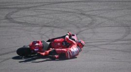 Marc Marquez terguling di gravel setelah insiden dengan Marco Bezzecchi di tikungan tujuh, MotoGP Mandalika 2025. ( Foto Antara)