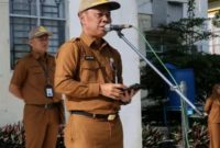 Sekda Alpian memimpin apel kerja ASN di halaman Kantor Wali Kota Sungai Penuh, Senin (6/10/2025).
