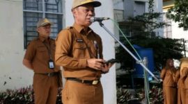 Sekda Alpian memimpin apel kerja ASN di halaman Kantor Wali Kota Sungai Penuh, Senin (6/10/2025).
