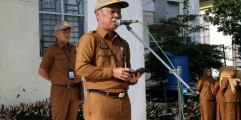 Sekda Alpian memimpin apel kerja ASN di halaman Kantor Wali Kota Sungai Penuh, Senin (6/10/2025).
