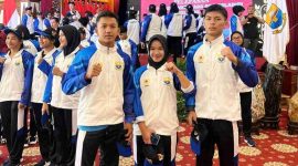 Tiga atlet Kota Sungai Penuh, Welly Putra Wardana, Mujadillah, dan Agustri Nanda, bersiap berangkat ke PON Bela Diri Kudus 2025.