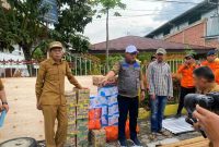 Walikota Sungai Penuh menyerahkan bantuan kepada warga Desa Gedang pasca angin puting beliung.
